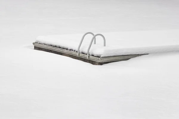 Un muelle de verano congelado bajo la nieve — Foto de Stock