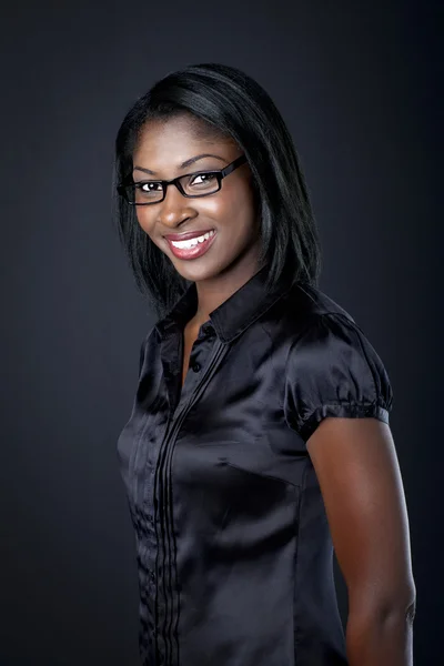 Mujer de negocios afroamericana sonriendo — Foto de Stock