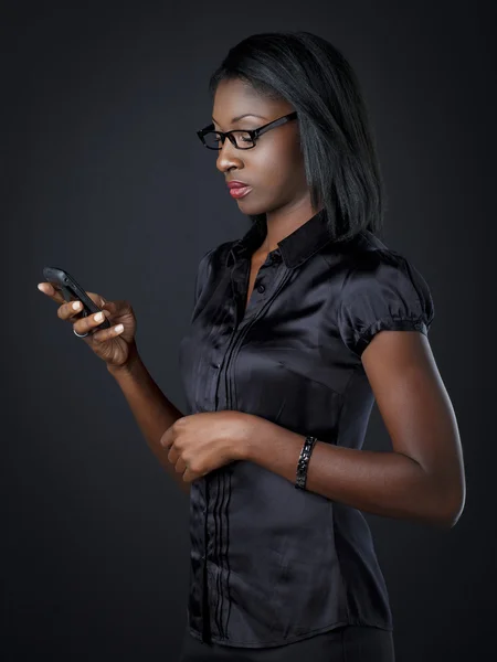 Африканская американская бизнесвумен читает текстовые сообщения — стоковое фото