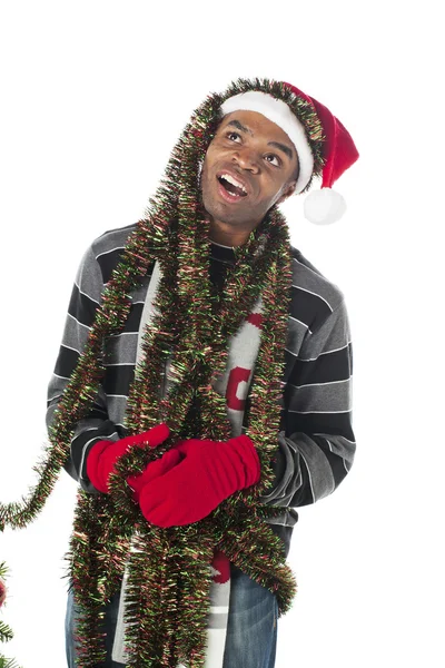 Hombre afroamericano mirando hacia otro lado con decoraciones navideñas — Foto de Stock