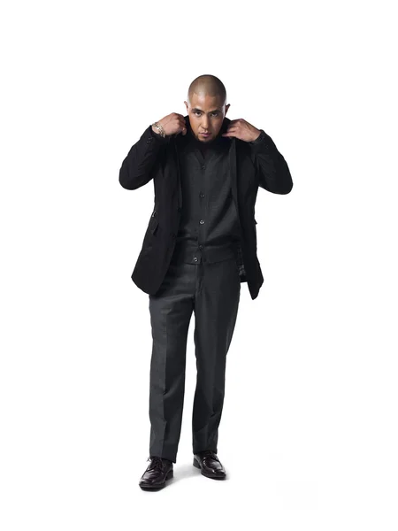 Empresário afro-americano ajustando seu casaco — Fotografia de Stock