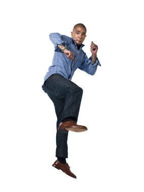 Afrika kökenli Amerikalı adam dövüş sanatları uygulamak