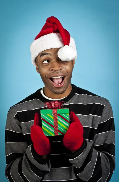 Afrikanisch-amerikanischer Mann mit einem Weihnachtsgeschenk — Stockfoto