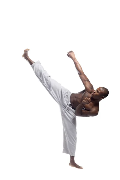 Afro-Amerikaanse beoefenen karate — Stockfoto