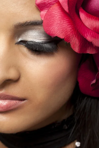 Ořízne obraz ženy nosit ve vlasech růži — Stock fotografie