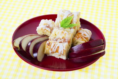 Elmalı pasta dilimlenmiş elma ile görev yaptı.