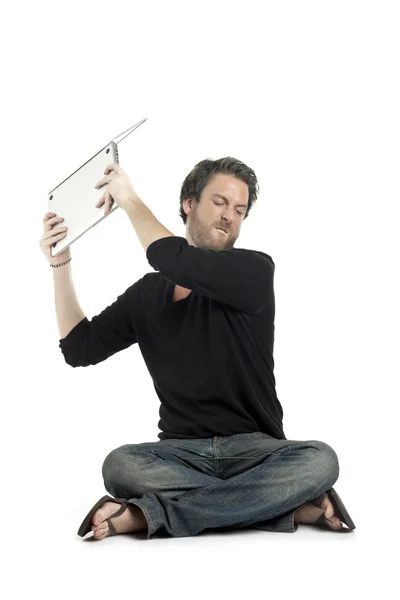 Homme en colère sur le point de jeter son ordinateur portable — Photo