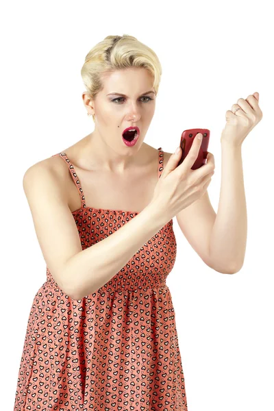 Сердитая женщина смотрит на мобильный телефон — стоковое фото