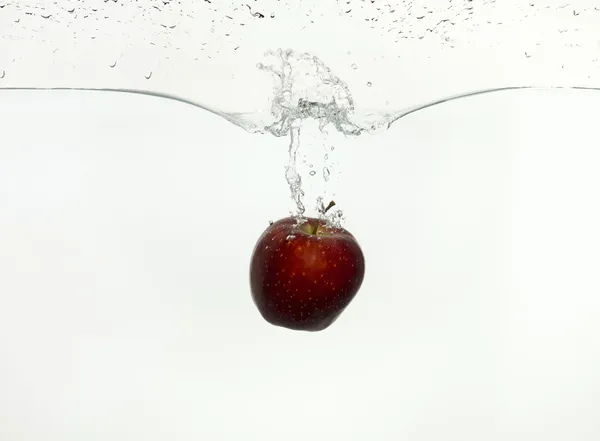 Apfel ins Wasser gefallen — Stockfoto