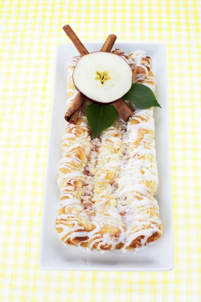 Apple pie garnished with sliced apple and chocolate stick — Stock Photo, Image