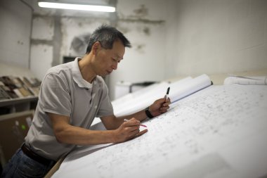 Asya mimar çalışma planı üzerinde