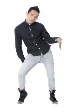 Asyalı adam kamera için poz