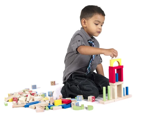Азиатский мальчик играет со строительными блоками — стоковое фото