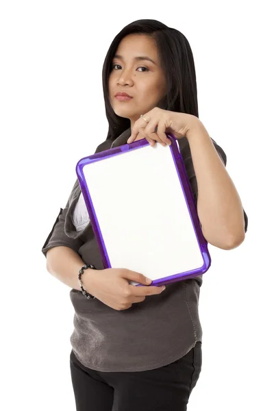 Asiatisk kvinna med slateboard — Stockfoto