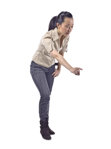 Menina asiática apontando algo — Fotografia de Stock