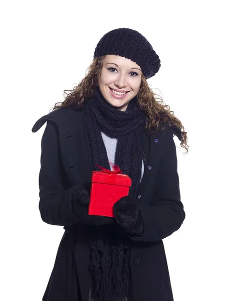 Attraktive Frau in Winterkleidung hält ihr Weihnachtsgeschenk — Stockfoto