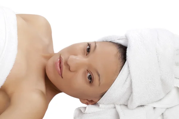 Atraktivní žena s ručníkem kolem její hlavy — Stock fotografie