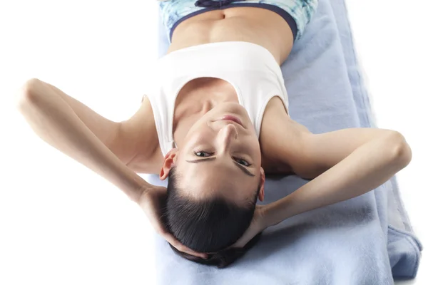 Atractiva mujer practicando yoga — Foto de Stock