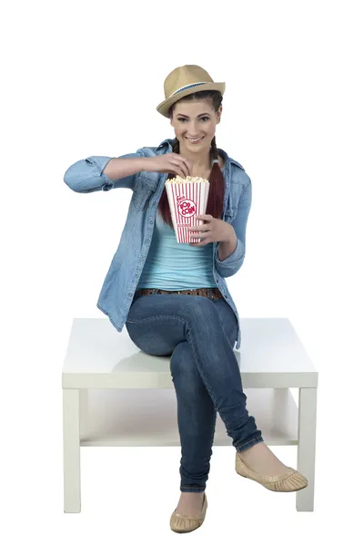 Chica atractiva comer maíz pop — Foto de Stock