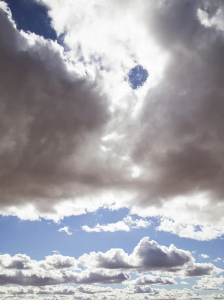 Gri ve kalın bulutlar — Stok fotoğraf