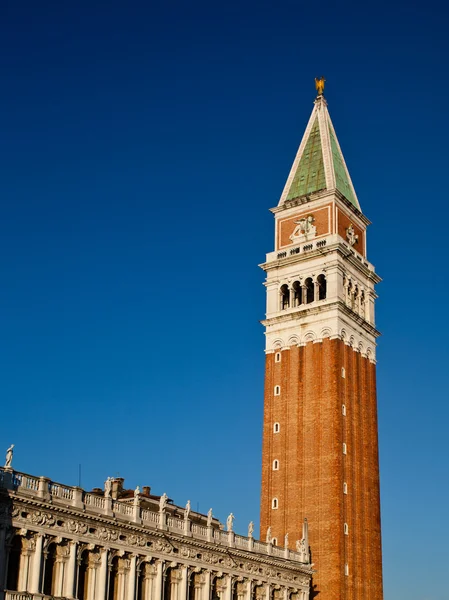 Campanile en la plaza San Marco de Venecia — Foto de Stock