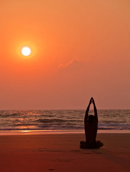 Ćwiczenia jogi na zachodzie słońca. sylwetka człowieka. — Zdjęcie stockowe