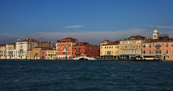 Farbenfrohe Paläste in Venedig. — Stockfoto