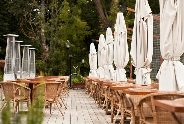 Restaurang sommarterrass. slutet av säsongen. — Stockfoto