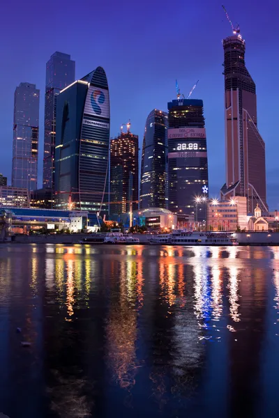 Secteur d'activité Moscou City. Vue de nuit sur la rivière . — Photo