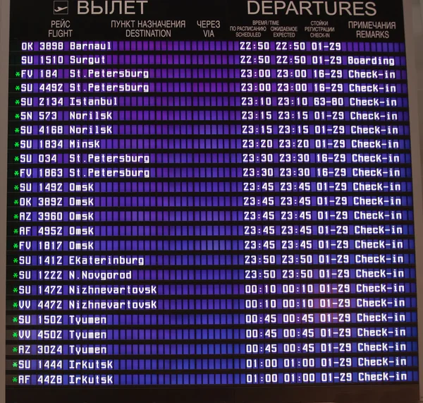 Infotafel zum Flughafen Abflüge — Stockfoto