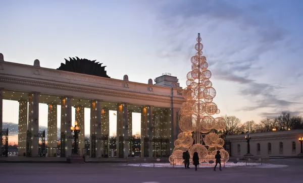 Arbre du Nouvel An au parc Gorki Moscou. Heure d'hiver — Photo