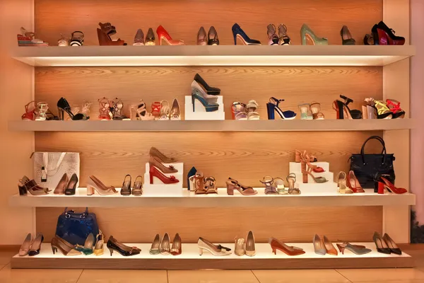 Shoes and bags on the shelves in the store — Stock Photo, Image