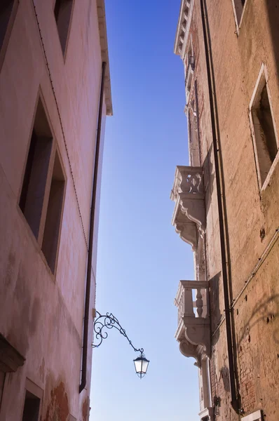 Zwei Fassaden in einer engen Straße. Venedig. — Stockfoto