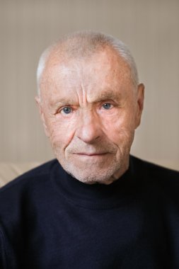 gülümseyen yaşlı adam