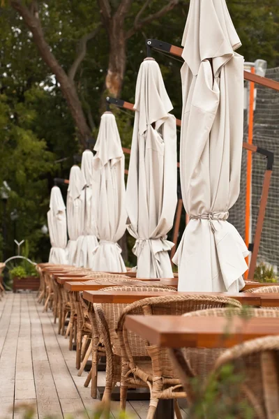 Sommerrestaurant-Terrasse. Ende der Saison. — Stockfoto