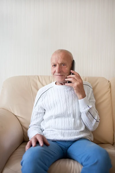 Smiling old man is talking on the phone — Stock Photo, Image