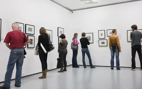 À l'exposition. Maison de la photographie de Moscou . — Photo