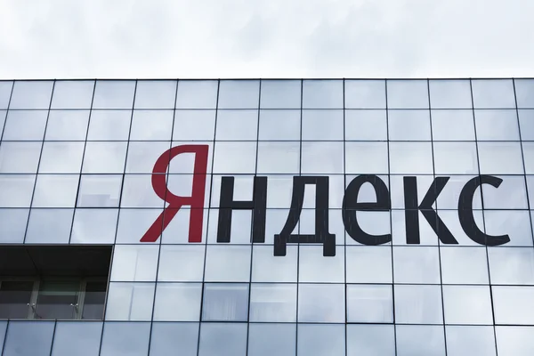 Yandex jméno na yandex kancelářská budova — Stock fotografie