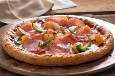 mutfak masasının üzerinde pizza