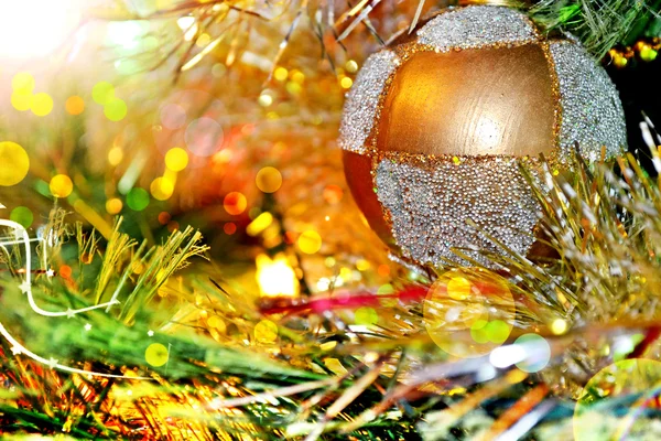 クリスマス ツリー。クリスマスのおもちゃ。ボール. — ストック写真