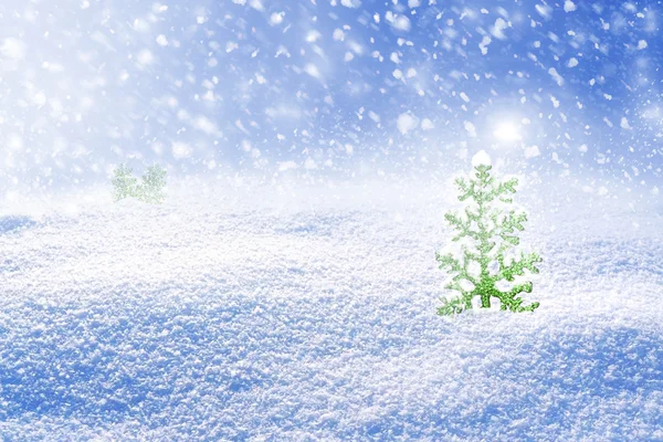 Тло снігу. Зимовий пейзаж. Новорічна ялинка . — стокове фото