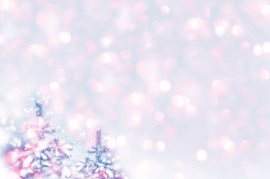 Karla kaplı ağaçlarla donmuş kış ormanı. Açık havada. Noel tebrik kartı. Açık hava