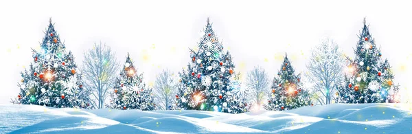 Украшенная Елка Белом Фоне Рождеством Новым Годом Заснеженные Деревья — стоковое фото