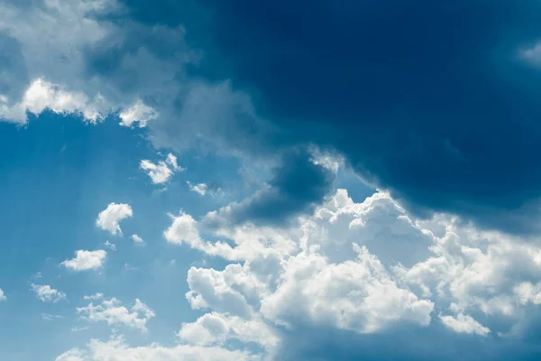 背景がぼやけている 青空と白いふわふわの雲 — ストック写真