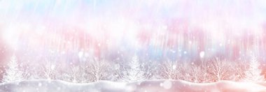 Karla kaplı ağaçlarla donmuş kış ormanı. Açık havada. Noel tebrik kartı.. 