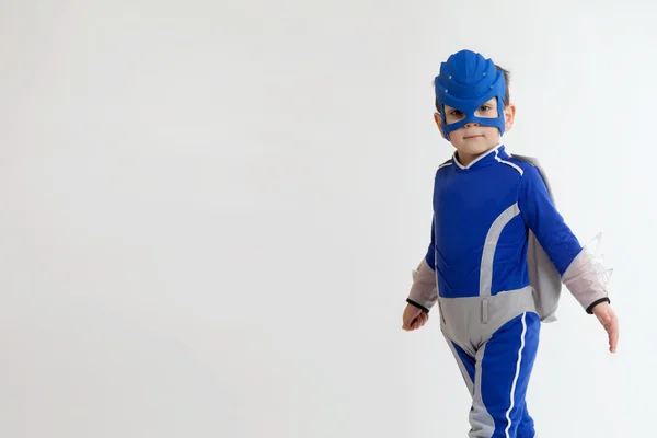 Jonge jongen in een superheld kostuum Stockfoto
