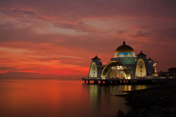 Beautiful mosque at dawn — Stock Photo, Image