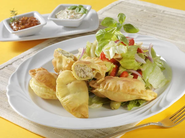 Paquete de pasta con verduras y carne — Foto de Stock