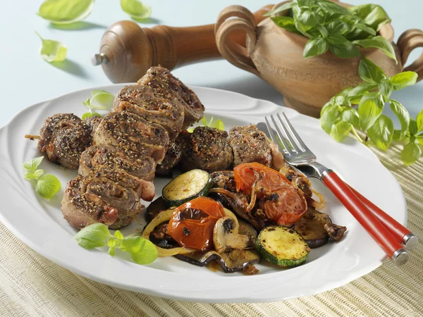 Rollos de ternera con verduras a la parrilla —  Fotos de Stock