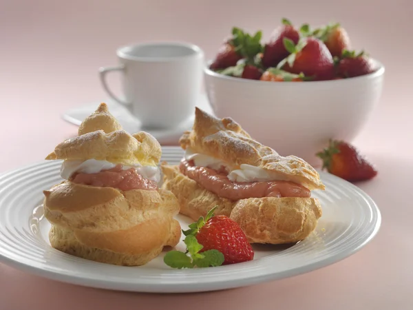 Donut med strawberry cream — Stockfoto
